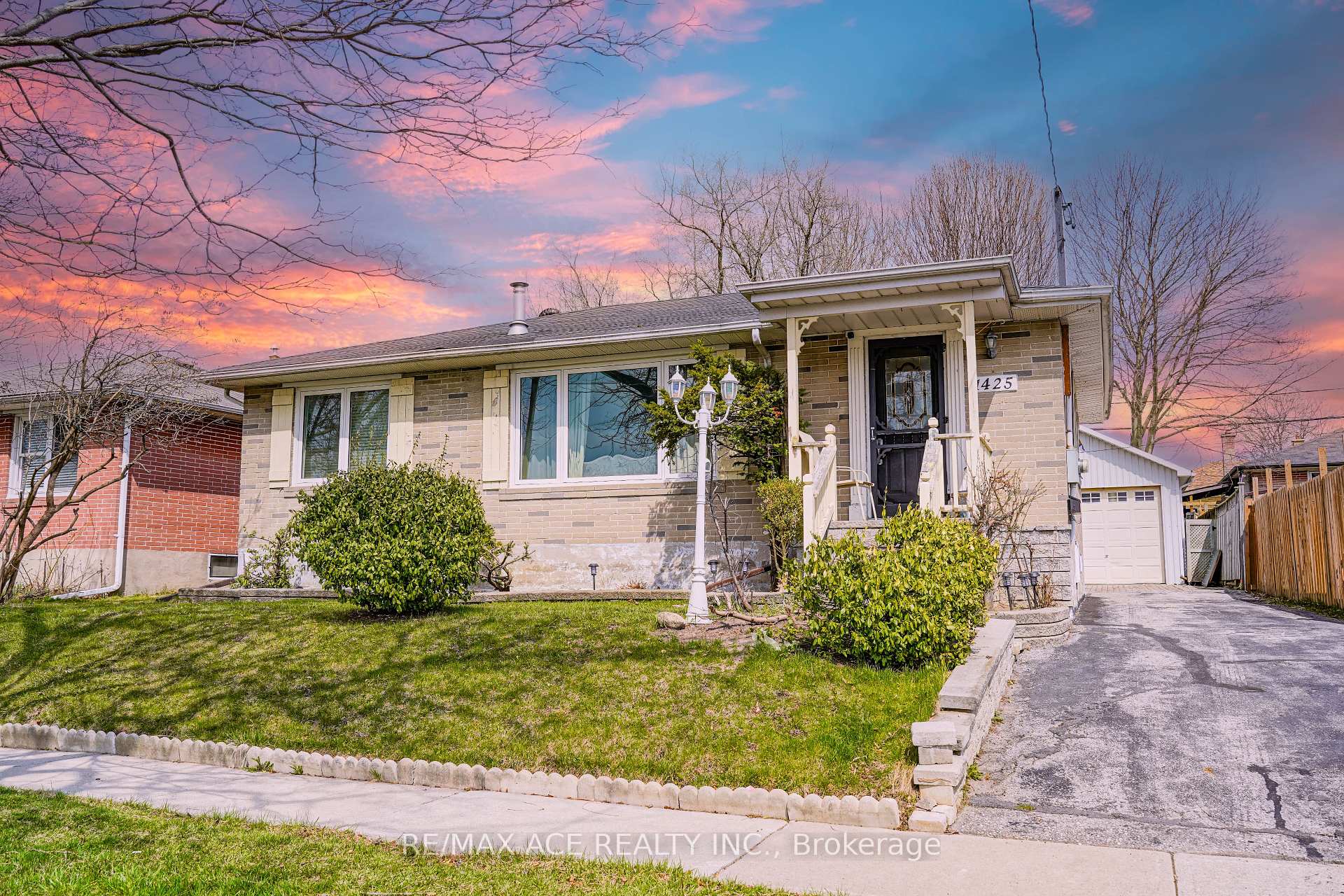 1425 Lakefield