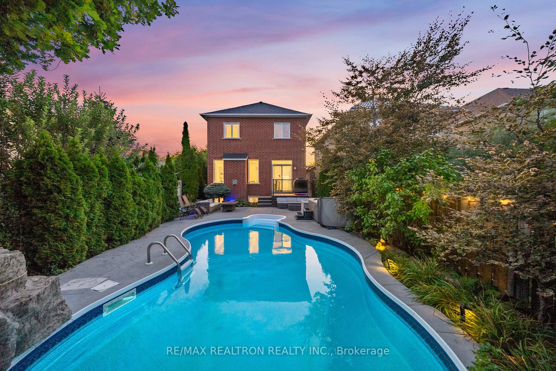 565 Thornhill Woods