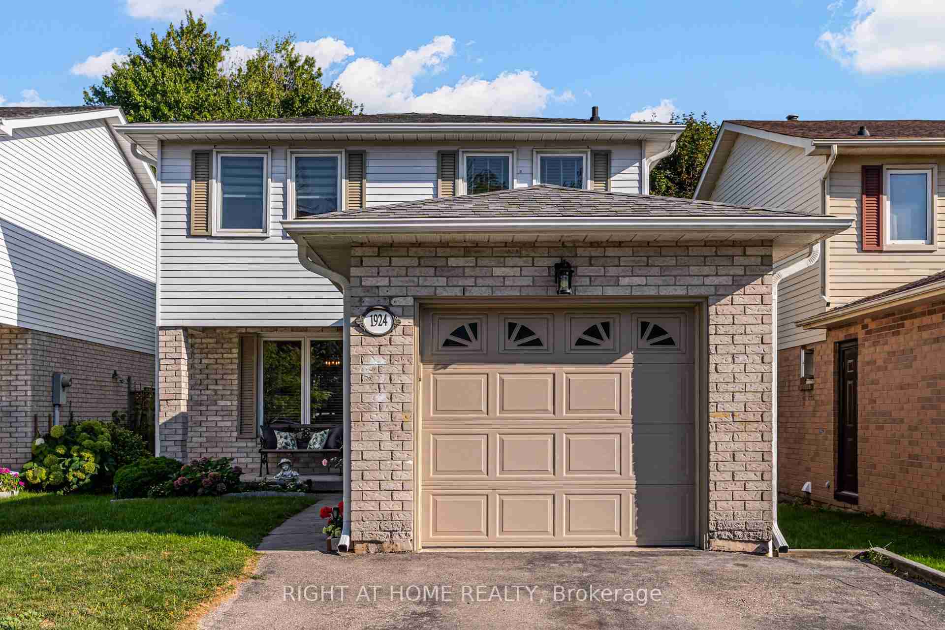 1924 Carrera Mississauga - Property Image
