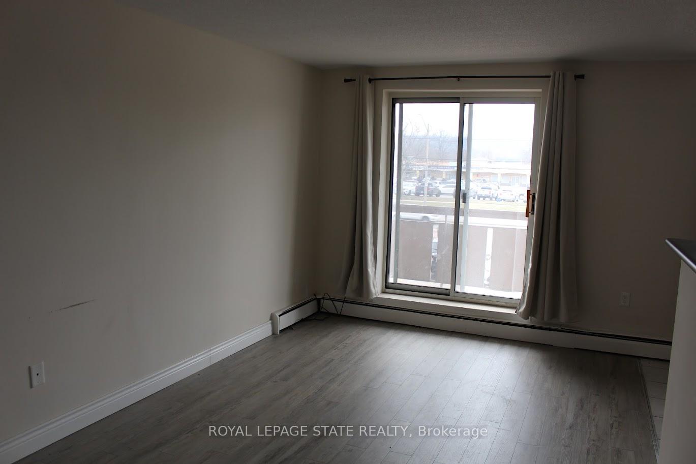 851 Queenston